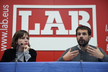 Edurne Larrañaga e Igor Arroyo han dado a conocer el informe de Ipar Hegoa y la propuesta de LAB.