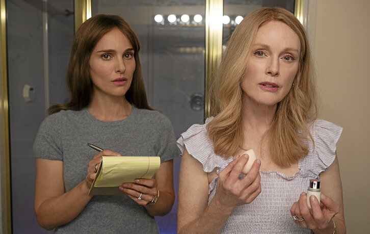 Natalie Portman interpreta a una actriz que estudia su próximo personaje basado en la relación y posterior boda de una maestra de 36 años, interpretada por Julianne Moore, con un alumno de 13 años.