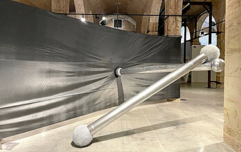 Vista general de la exposición “Travieso”, de M. Benito Píriz, que se puede ver en el antiguo Depósito de Aguas de Gasteiz, un lugar muy apropiado para la obra de un artista que sigue abriendo caminos.