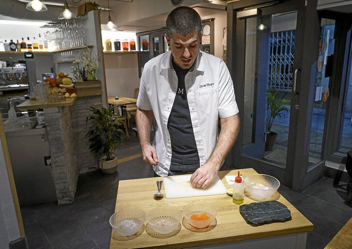 Javi Rivero, en el anterior local de AMA, ubicado en Tolosa, durante su primera etapa. El cocinero es un firme defensor del producto local.