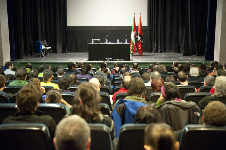 Una de las asambleas celebradas para ratificar el contenido de 'Zutik Euskal Herria'.