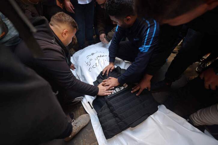 Funeral por un periodista muerto en Gaza.