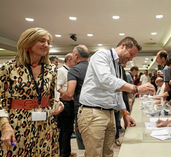 Toquero, alderdi barneko bozketan.