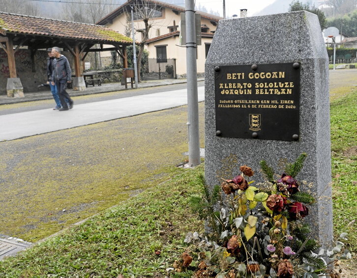 El recuerdo a Beltrán y Sololuze es perenne ya en Zaldibar con este monolito.