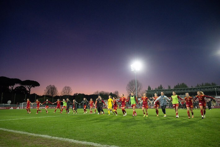 Las jugadoras de la Roma celebran su victoria contra la Juve, a la que ya aventajan en ocho puntos. (AS Roma)