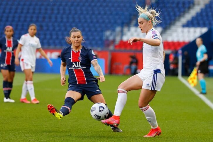 Bachmann y Carpenter en una imagen del partido de cuartos de final de la Champions entre PSG y Olimpique en 2021.