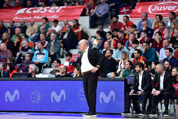 Jaume Ponsarnau sigue atento el encuentro de Bilbao Basket en Murcia.