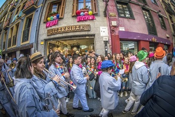 Suziriaren ondoren, txarangen doinuak zabalduko dira herriko kaleetan.