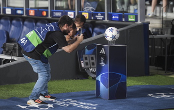 Txapeldunen Ligako baloia, Anoetan, multzoen faseko Reala-Inter partida hastear dela. 