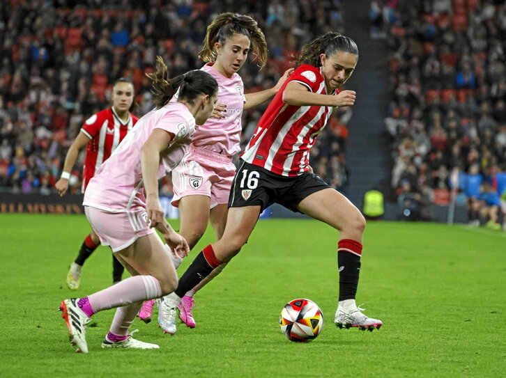 Zubieta se marcha de Cometti y Aida durante el duelo copero entre Ahletic y Madrid.