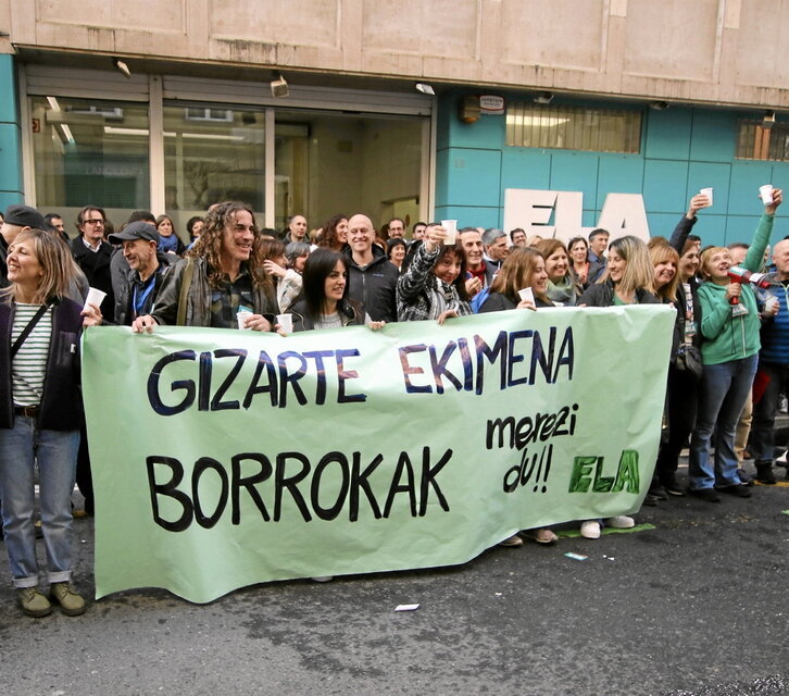 Trabajadores celebran el preacuerdo ante la sede de ELA.