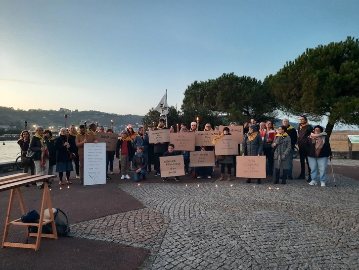 En el acto en Hendaia se ha recordado a los nueve migrantes fallecidos en la muga del Bidasoa.