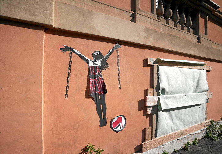 Mural que denuncia en Roma el caso de esta profesora de Monza.