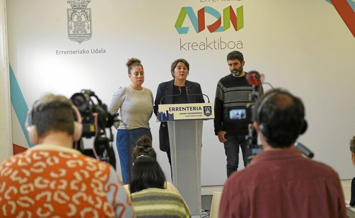 La alcaldesa Aizpea Otaegi, flanqueada por la teniente alcalde, Maite Gartzia, y el concejal de Urbanismo, Eneko del Amo.