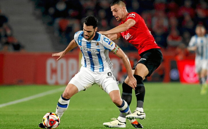 Mikel Merino protege el balón ante un rival del Mallorca.