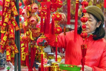 Taiwango emakume bat Udaberriaren Festarako apaingarriak erosten.