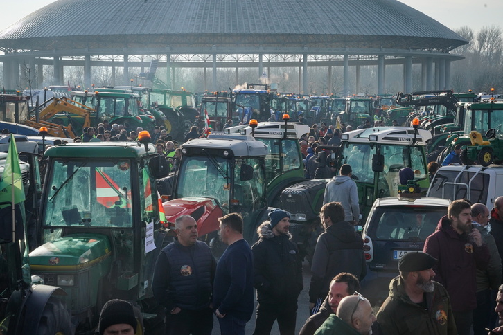 Los tractores, concentrados ante el Buesa Arena. (Endika PORTILLO/FOKU)