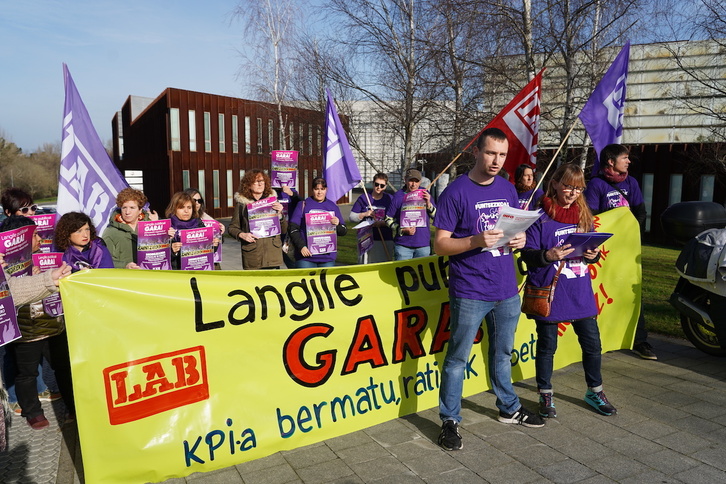 Concentración de LAB ante las Juntas de Gipuzkoa.