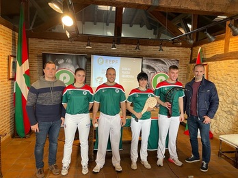 Euskal Pilota Selekzioaren ekitaldian parte hartu duten pilotari zein zuzendariak.