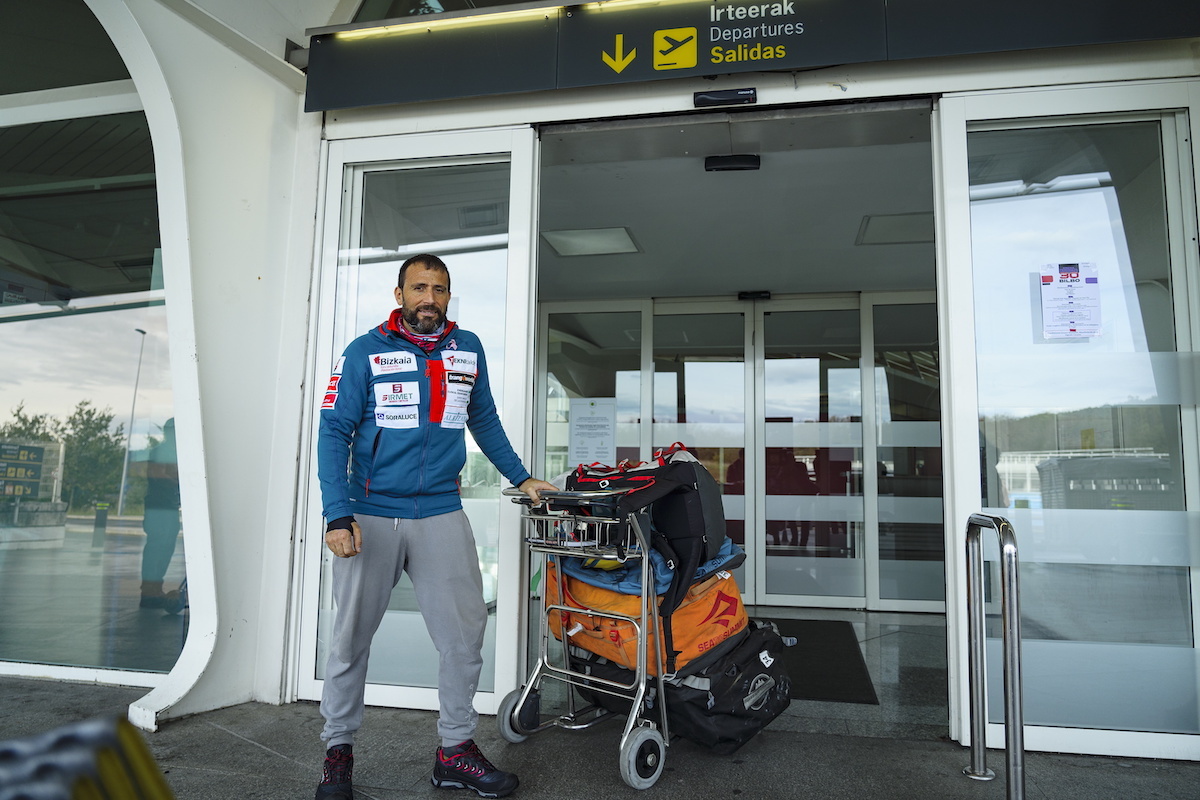 Alex Txikon, Loiuko aireportuan, Annapurnara bidean. (Aritz LOIOLA/FOKU)