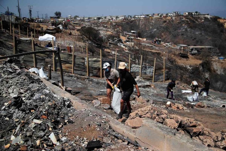 Escombros de una casa en Valparaíso tras el incendio.