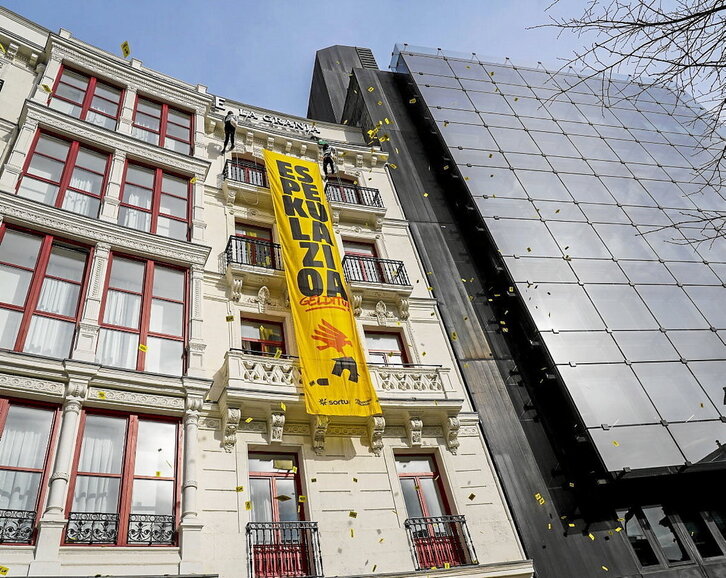 Pancarta desplegada en un hostel de la plaza Circular de Bilbo.