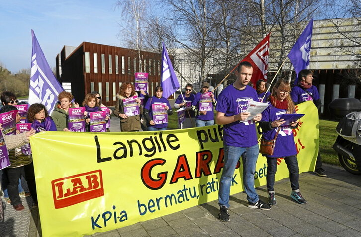 Concentración de LAB ante la sede de las Juntas de Gipuzkoa.