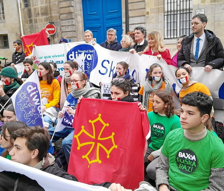 Hainbat hautetsirekin, beren hizkuntza eskubideak aldarrikatu zituzten ikasleek, Parisen.