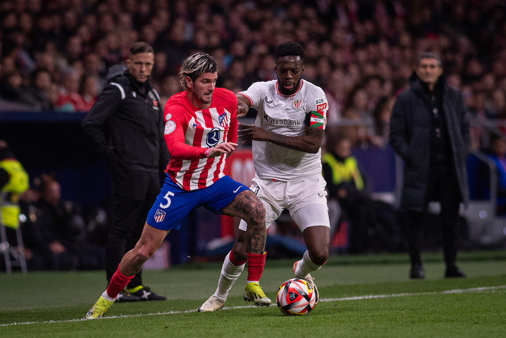 Williams pugna con De Paul por la pelota. (Tom&aacute;s GARRIDO / LA OTRA FOTO)