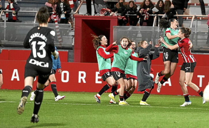 Nanclares corre para unirse a sus compañeras, que se abrazan a Oguiza tras marcar el último penalti.