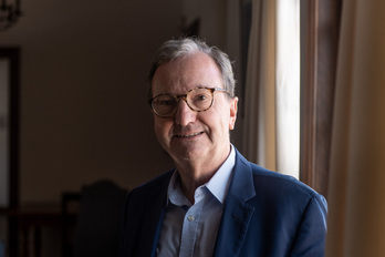 Vincent Bru a été maire de Cambo, conseiller général, et conseiller départemental avant d'être député. 