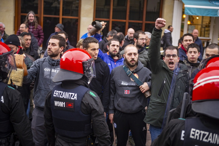 Protesta de los agricultores alaveses frente al Parlamento de Gasteiz.