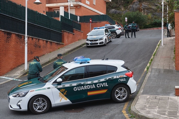 La Guardia Civil, en la zona en la que se ha producido el crimen.
