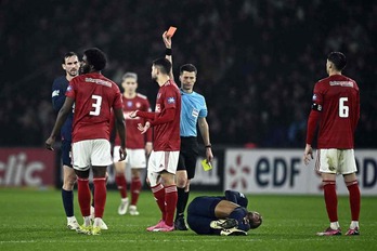 El jugador del Brest Lilian Brassier vio la segunda amarilla por una dura entrada a Mbappé.