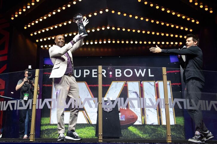 Jerry Rice, tres veces campeón con San Francisco, muestra el trofeo Vince Lombardi que se entregará este domingo.