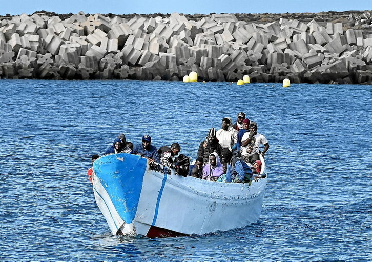 Etorkinekin txalupa bat, Kanariar uharteetara iristen.