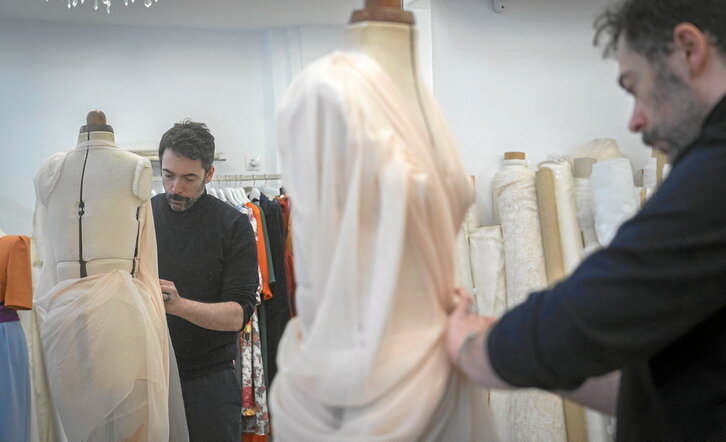 Gorka Cintero, Donostiako Gros auzoan duen espazioan. Tailerra eta saltokia ditu bertan.