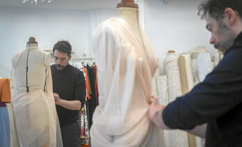 Gorka Cintero, Donostiako Gros auzoan duen espazioan. Tailerra eta saltokia ditu bertan.