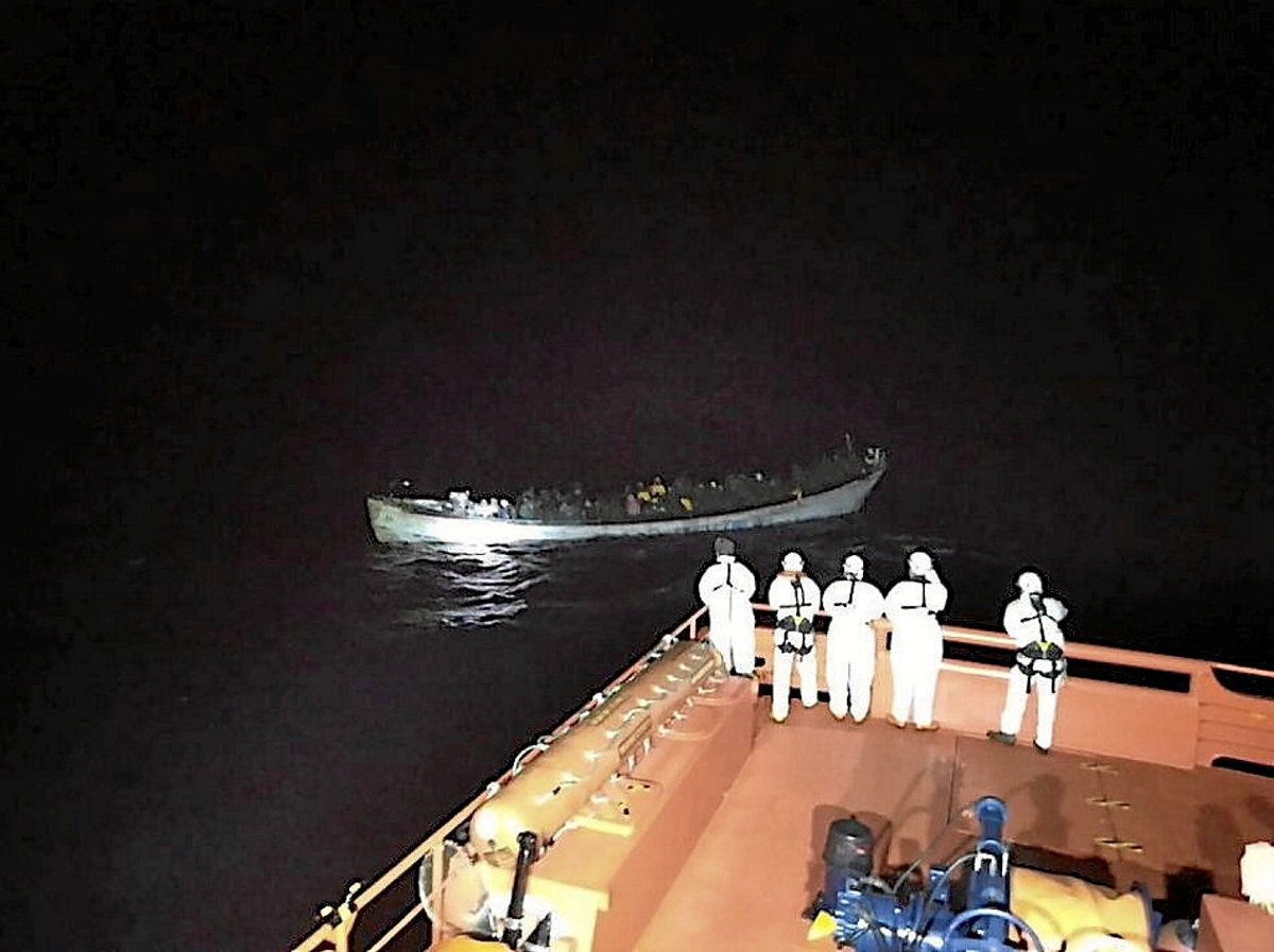 Txalupa bat, gau beltzean, itsasoan galduta (EP)