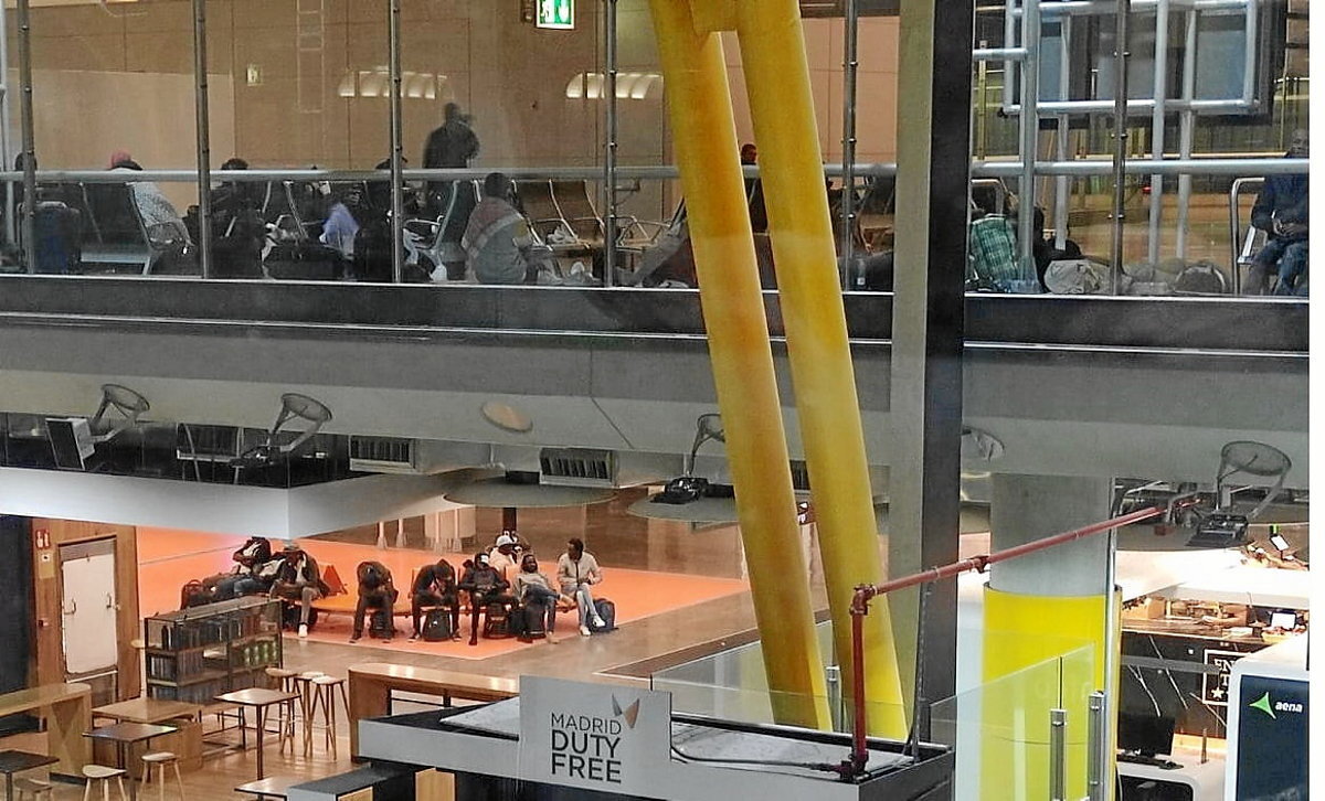 Barajaseko aireportuko geldiune-eremu bat asilo eskatzailez gainezka (EP)