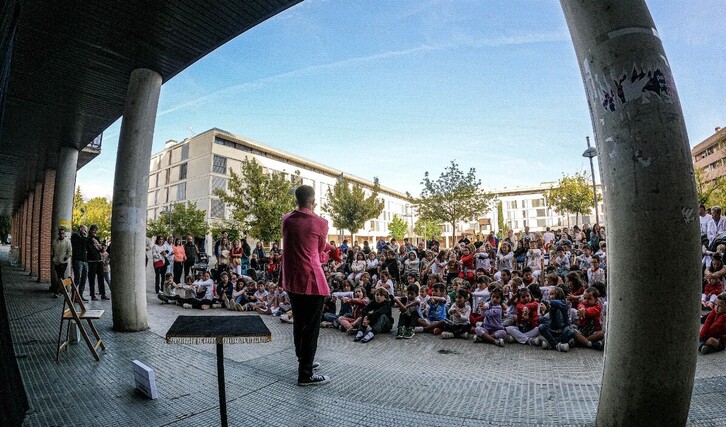 Magiak lilura sortzen du ikusleengan, eta ez haurrengan bakarrik. Irudian, Eneko Gutierrez.
