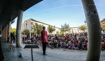 Magiak lilura sortzen du ikusleengan, eta ez haurrengan bakarrik. Irudian, Eneko Gutierrez.