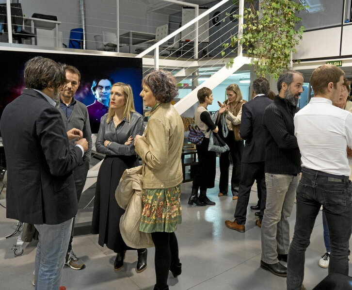 Las consejeras Fanlo y Esnaola charlan con el CEO del laboratorio.