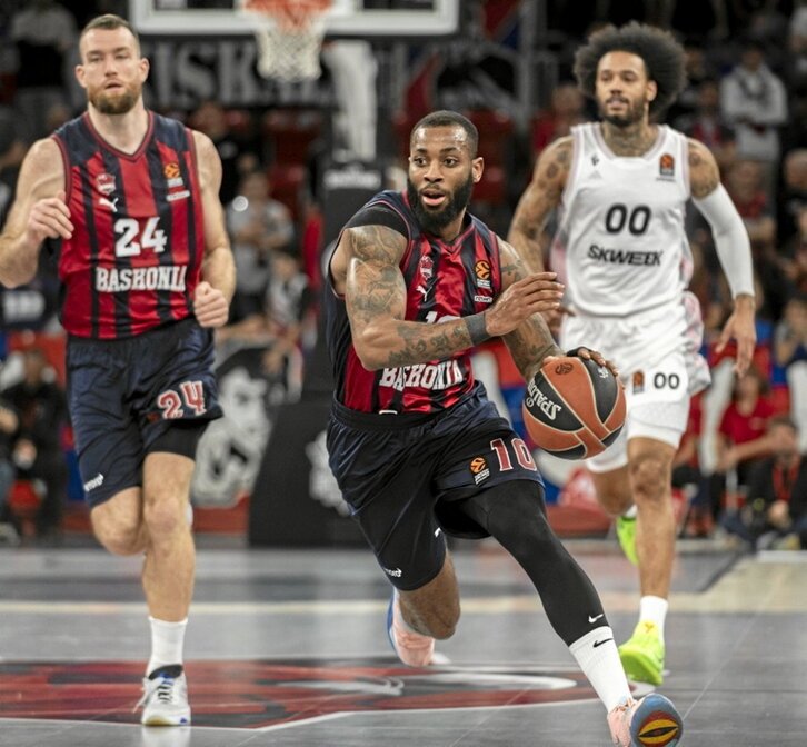 Récord y triple doble para Miller-McIntyre.