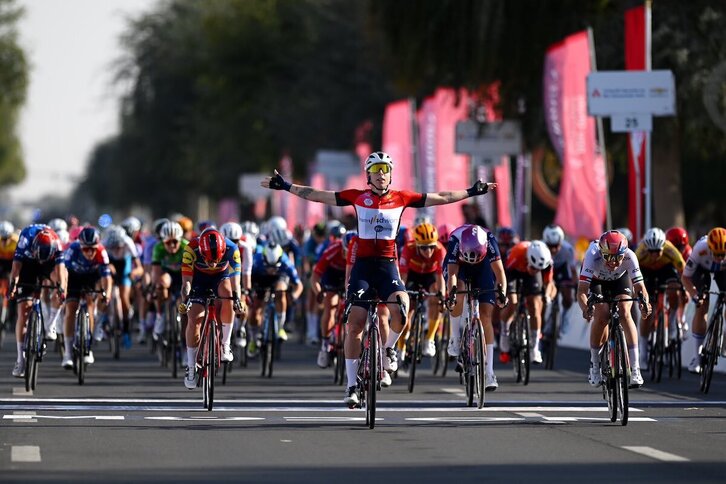 Lorena Wiebes celebra su victoria con el maillot rojo de líder por delante de Chiara Consonni.