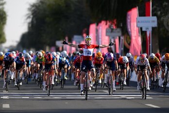 Lorena Wiebes celebra su victoria con el maillot rojo de líder por delante de Chiara Consonni.