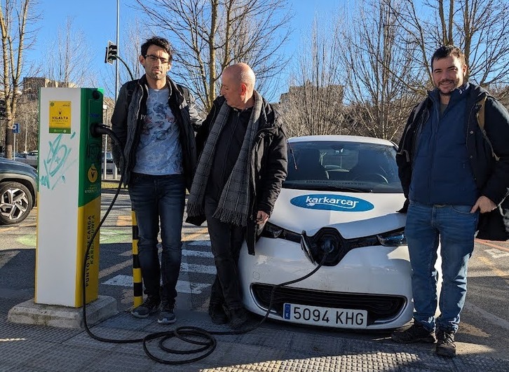 Echandi, Arias y Chocarro junto al coche adquirido por la cooperativa.