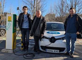 Echandi, Arias y Chocarro junto al coche adquirido por la cooperativa.