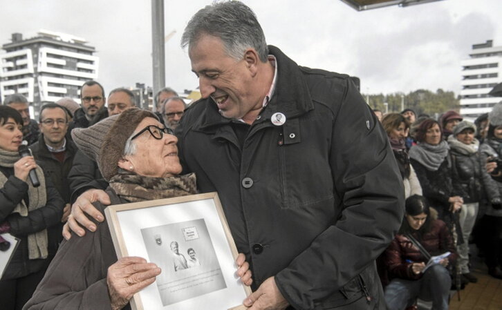 Arriba, Josefina Lamberto junto a Joseba Asiron en la inauguración de la plaza. Abajo, la única imagen que se conserva de Maravillas.
