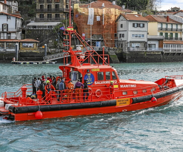 La tripulación rescatada llega a Pasaia.